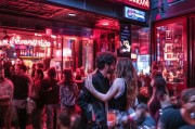 爱情酒吧怎么获客最快？这5招引爆客流，让你的酒吧成为城市新宠！